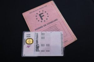 Responsable RH consultant un dossier d’un cadre itinérant ayant perdu son permis de conduire, dans un bureau moderne