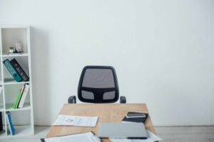 Responsable RH consultant un dossier de licenciement lié à une absence prolongée pour arrêt maladie