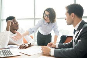 Responsable RH consultant un dossier disciplinaire en lien avec une mésentente entre collègues