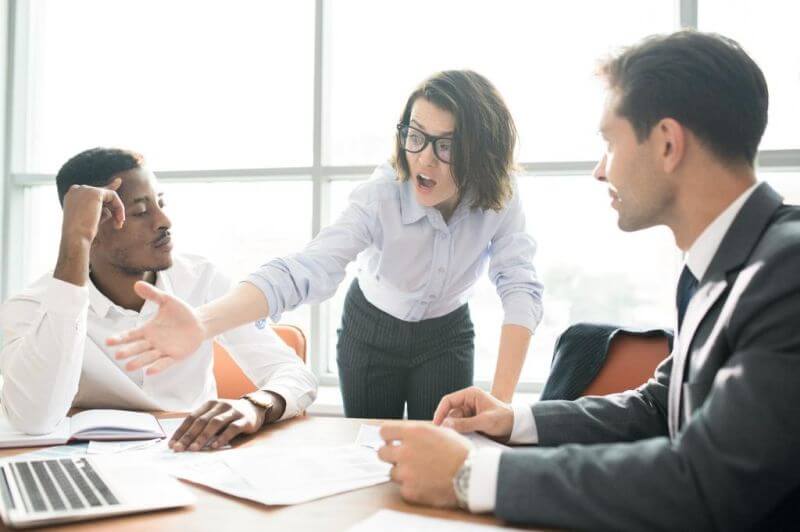 Responsable RH consultant un dossier disciplinaire en lien avec une mésentente entre collègues