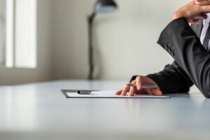 Responsable RH consultant un contrat de travail avec clause de non-concurrence aux côtés d’un avocat