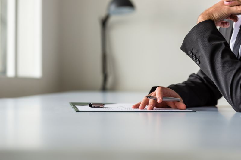 Responsable RH consultant un contrat de travail avec clause de non-concurrence aux côtés d’un avocat