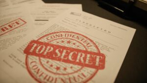 Responsable RH consultant un dossier confidentiel avec un salarié après une violation du secret professionnel