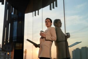 Employeur consultant une clause de non-concurrence dans un contrat de travail avec son responsable RH, pour vérifier sa validité juridique.