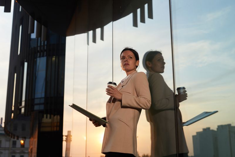 Employeur consultant une clause de non-concurrence dans un contrat de travail avec son responsable RH, pour vérifier sa validité juridique.