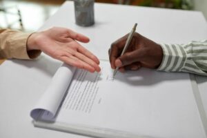 Manager RH expliquant une modification du contrat de travail à un salarié dans un cadre professionnel