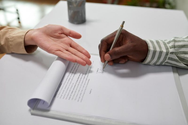 Manager RH expliquant une modification du contrat de travail à un salarié dans un cadre professionnel