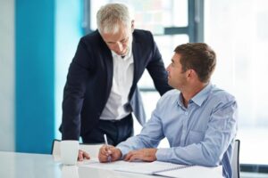 Manager RH échangeant avec un salarié sur ses perspectives d’évolution professionnelle lors de l’entretien obligatoire