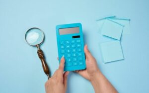 Responsable RH consultant un dossier de licenciement en arrêt maladie