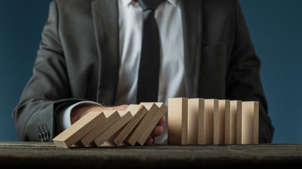 Dirigeant d’entreprise consultant un rapport financier dans son bureau, préoccupé par les difficultés économiques liées à sa gestion