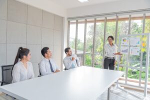 Employeur et DRH organisant la formation obligatoire des élus du CSE dans une PME, autour d’un dossier de formation en réunion