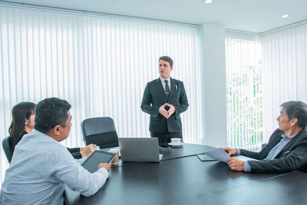 Dirigeant d’entreprise en réunion avec les représentants du CSE pour négocier un accord collectif dans une PME