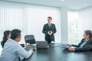 Dirigeant d’entreprise en réunion avec les représentants du CSE pour négocier un accord collectif dans une PME