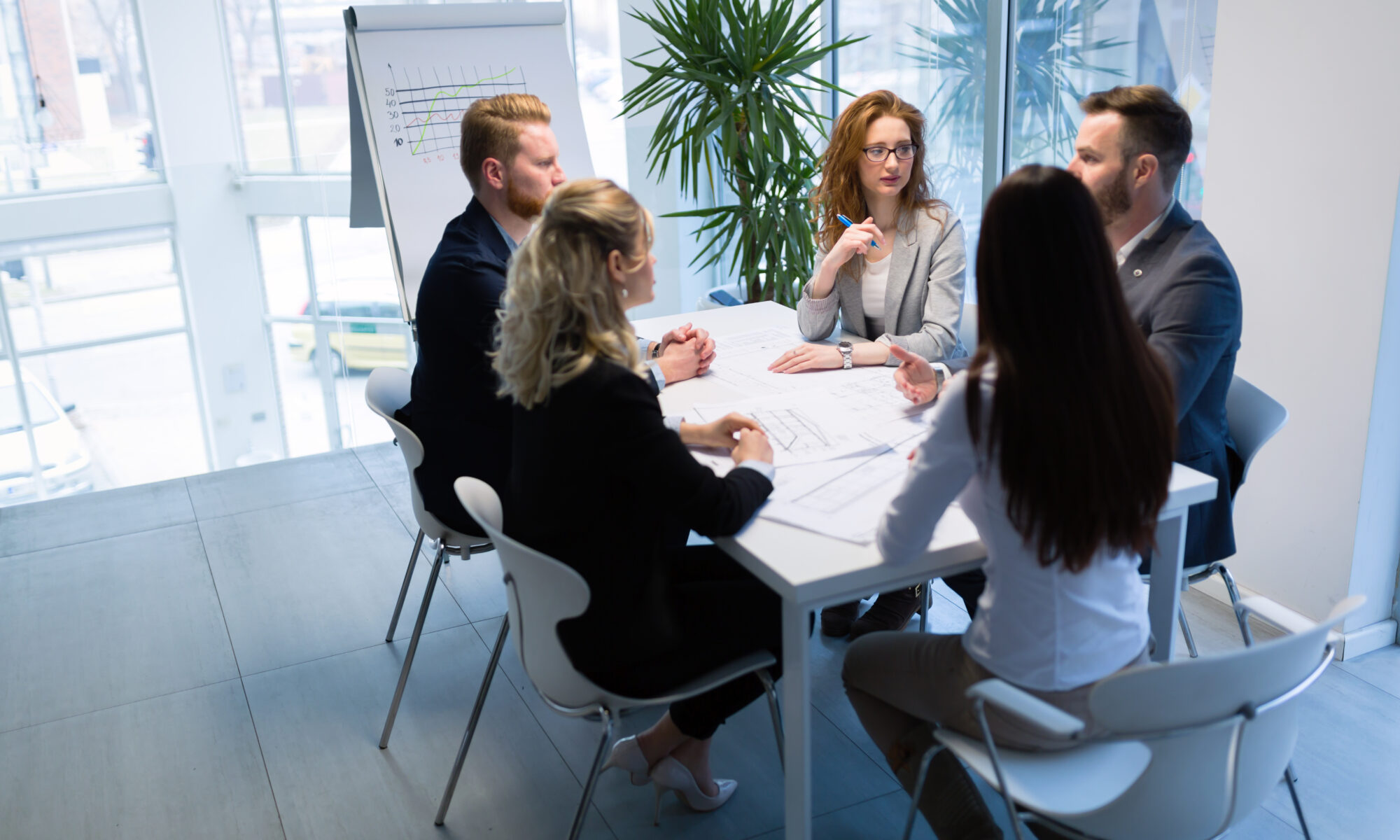 Responsable RH analysant un projet de règlement intérieur pour éviter les erreurs de rédaction dans une PME