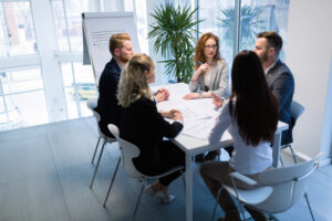 Responsable RH analysant un projet de règlement intérieur pour éviter les erreurs de rédaction dans une PME