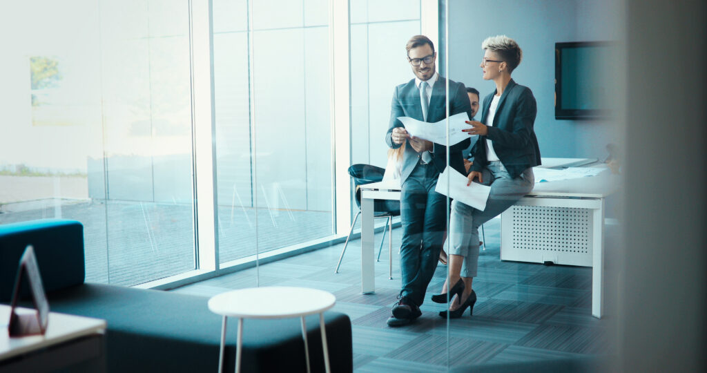 DRH expliquant les clauses du règlement intérieur à un salarié dans une PME pour assurer la conformité et la sécurité juridique de l’entreprise