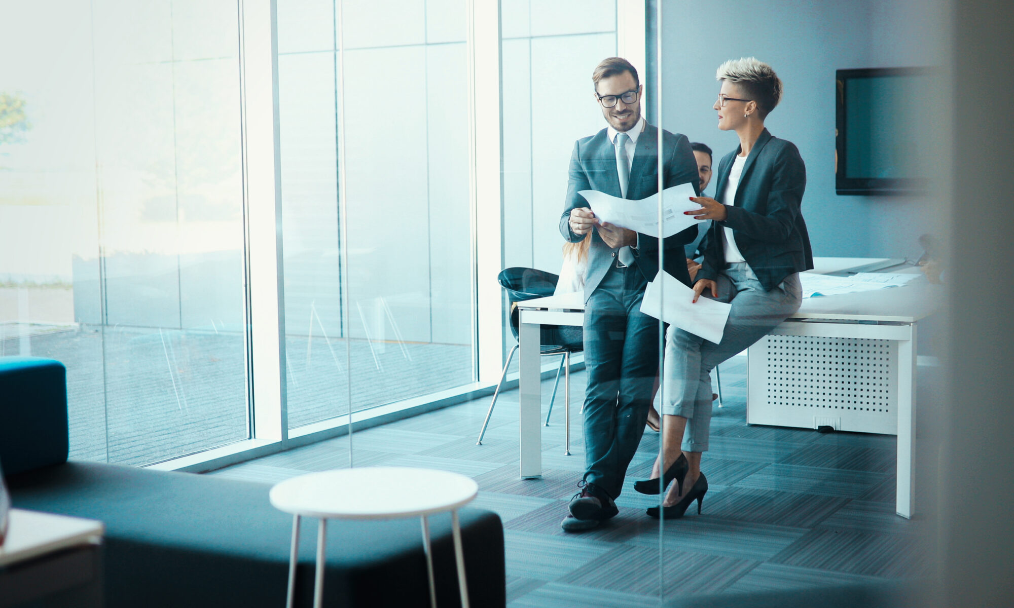 DRH expliquant les clauses du règlement intérieur à un salarié dans une PME pour assurer la conformité et la sécurité juridique de l’entreprise