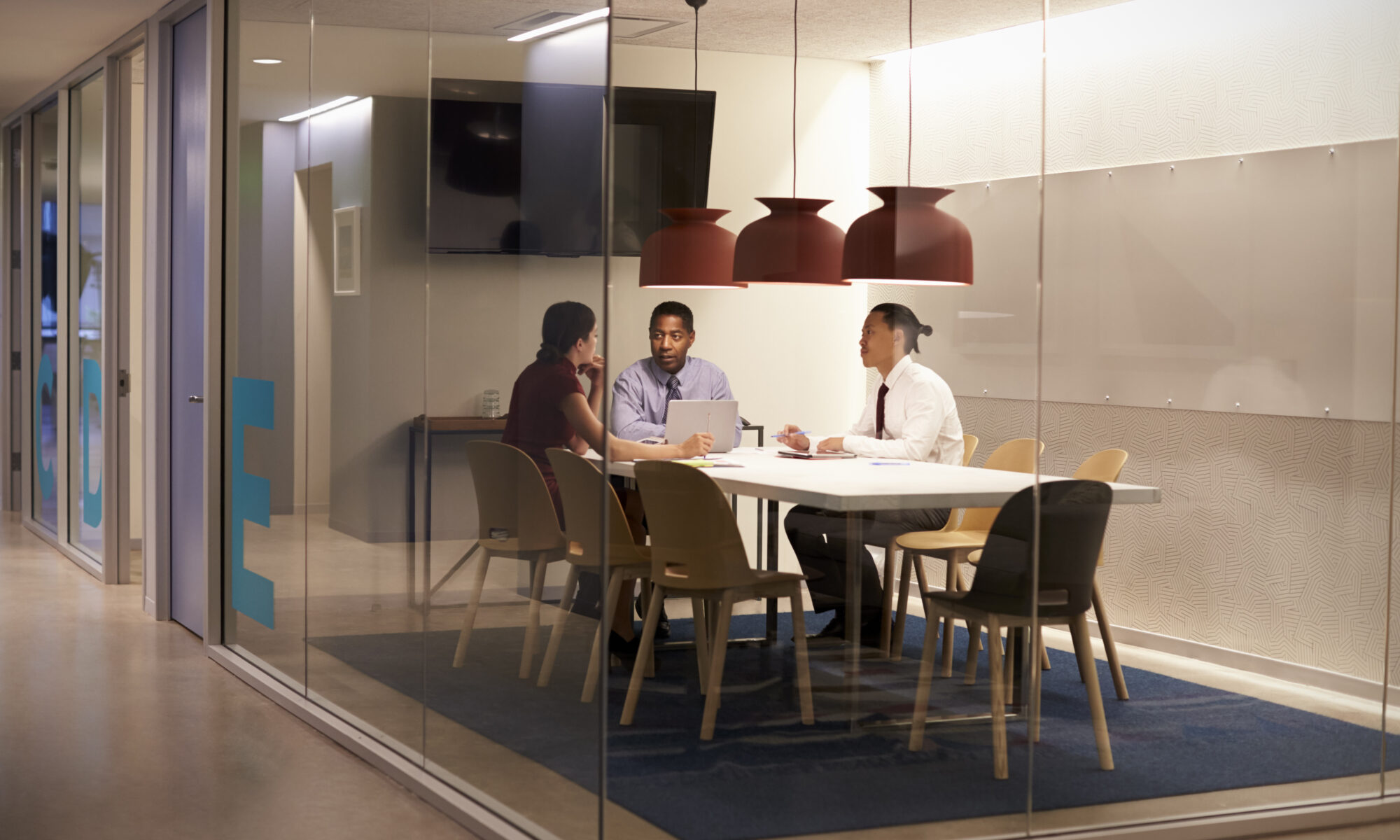 DRH présentant le règlement intérieur de l’entreprise à un salarié dans une PME pour sécuriser les règles internes