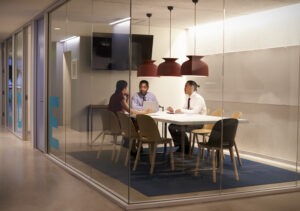 DRH présentant le règlement intérieur de l’entreprise à un salarié dans une PME pour sécuriser les règles internes