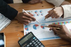 Réunion de travail sur les objectifs et primes de performance des salariés