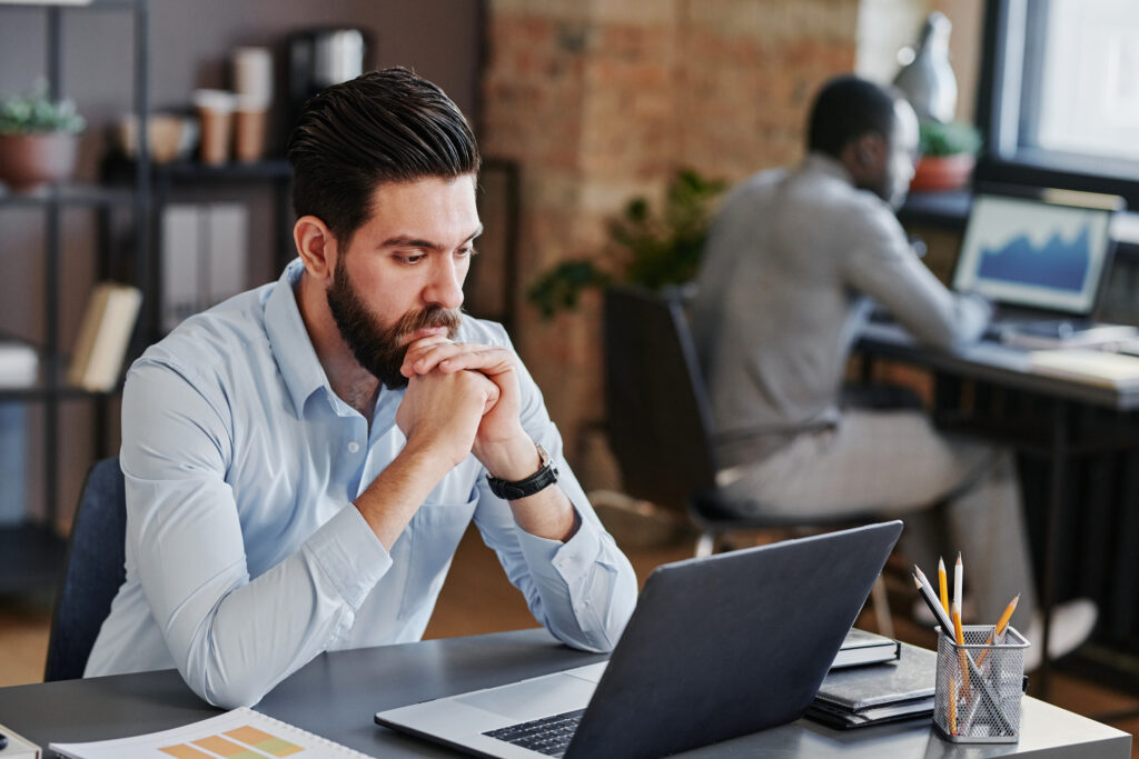 Salarié rédigeant une attestation de témoin pour les prud’hommes dans une PME, illustration de la procédure de témoignage en droit du travail