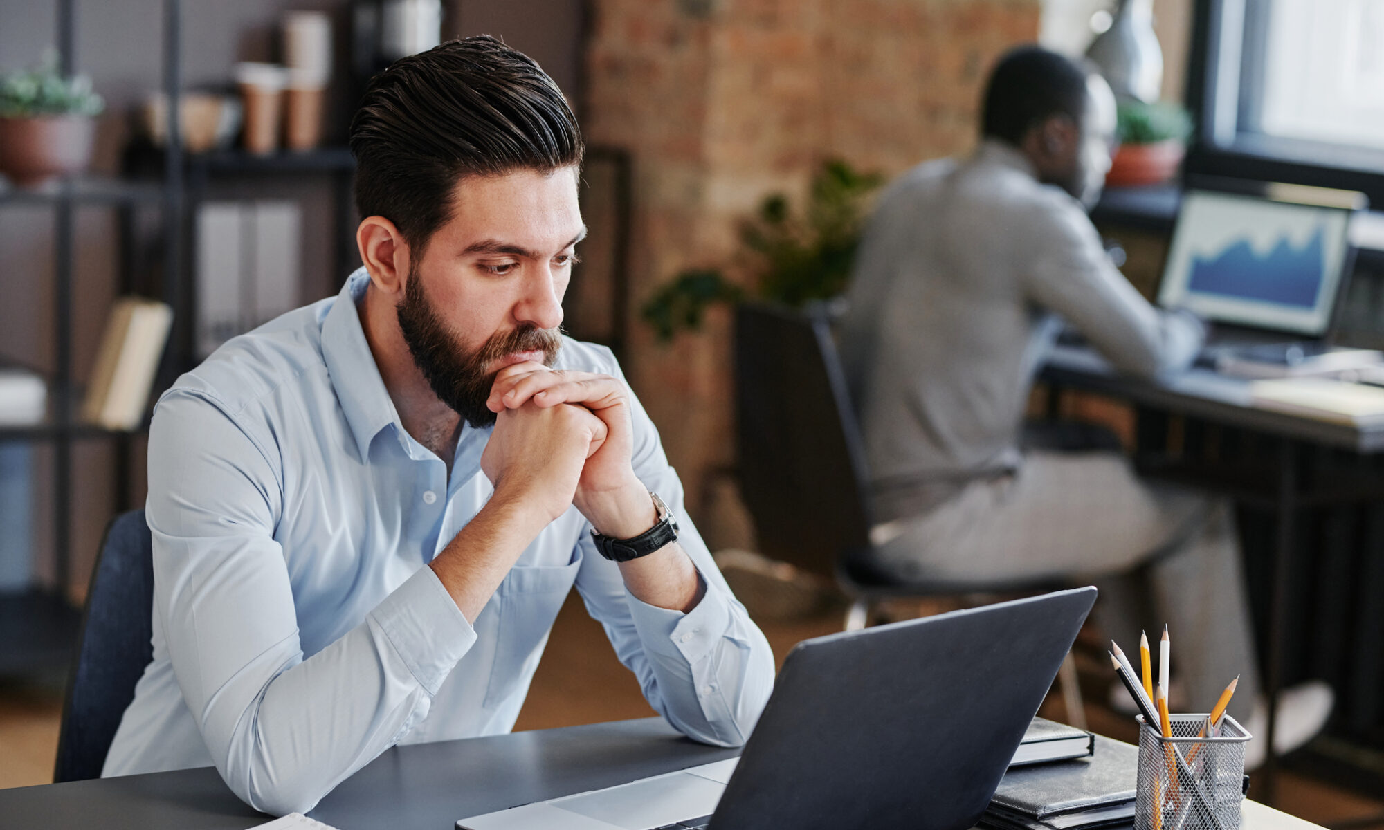 Salarié rédigeant une attestation de témoin pour les prud’hommes dans une PME, illustration de la procédure de témoignage en droit du travail